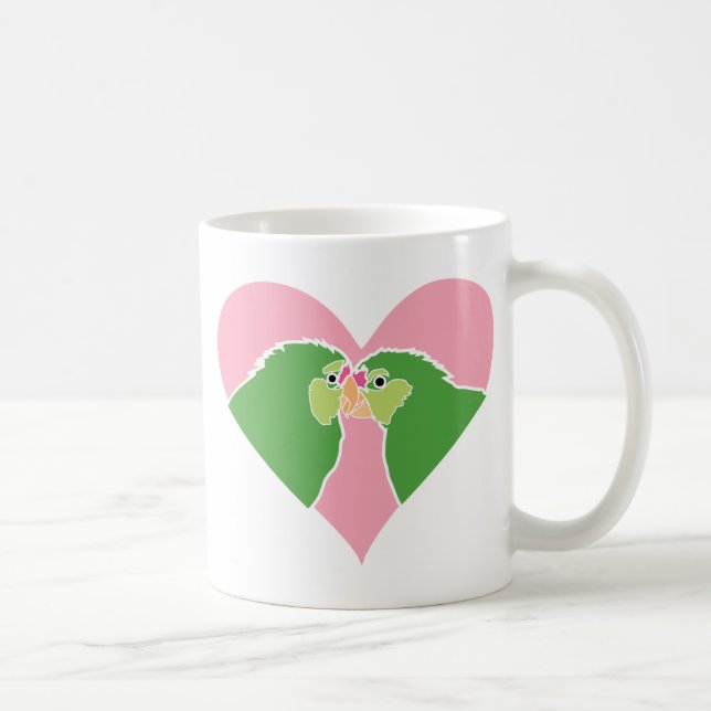 Taza De Café El verde rosado del corazón de los Lovebirds (Derecha)