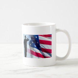 Taza De Café El veterano saluda la bandera patriótica
