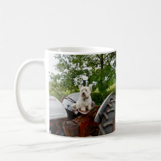 Taza De Café El Westie oficial en un tractor