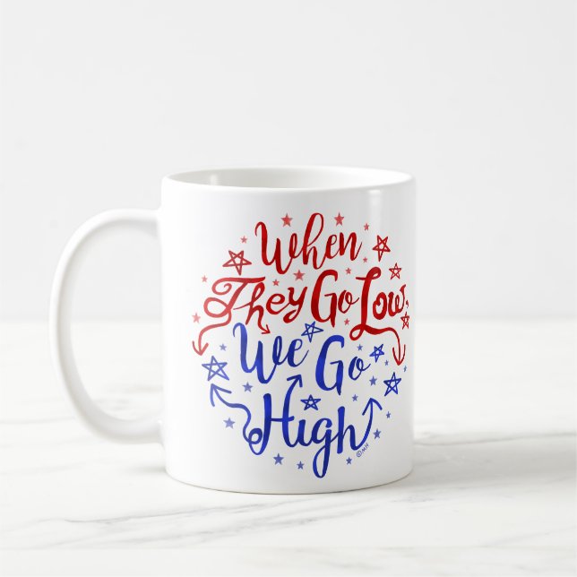 Taza De Café Elección de Hillary Clinton pasan a BAJO nosotros (Izquierda)