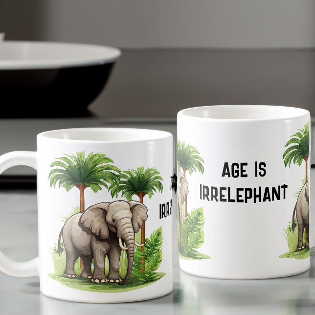 Taza De Café Elefante en la jungla juego de palabras graciosas  (Age is Irrelephant Funny Birthday Mug)