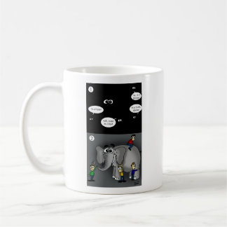 Taza De Café Elefante en un cuarto oscuro