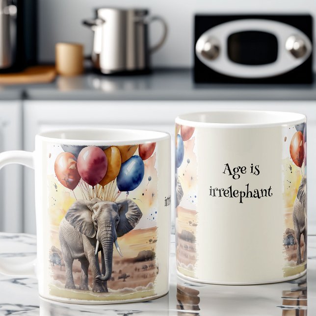 Taza De Café Elefante y globos juegan en palabras cumpleaños di (Age is Irrelephant Funny Birthday Mug)