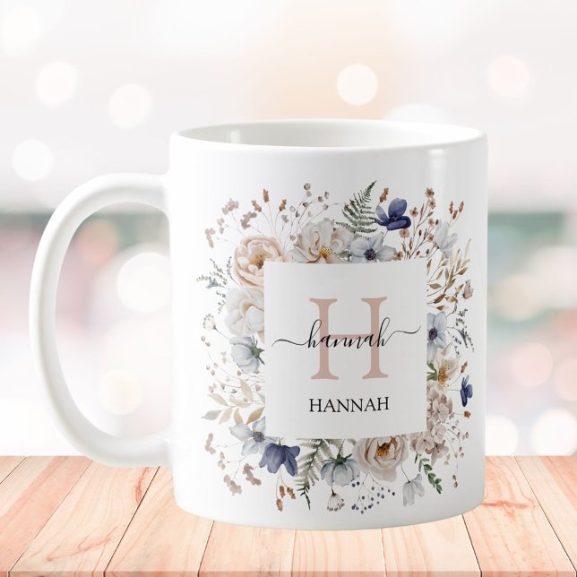 Taza De Café Elegant Monogram Pretty Beige Blue Flowers Floral (In situ)