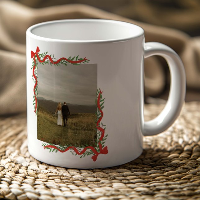 Taza De Café Elegante arco rojo con Navidades de fotografía ver (Elegant red ribbons with bows and greenery photo Christmas holiday mugs.)