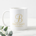 Taza De Café Elegante dama de honor personalizada de color blan<br><div class="desc">Elegante regalo de dama de honor personalizado con monograma personalizado en estilo de letra de guión elegante dorado con el nombre de la dama de honor y el título en estilo de letra serif clásico de oro. También perfecto para la empleada de honor, la niña flor, la madre de la...</div>