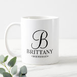 Taza De Café Elegante dama de honor personalizada en blanco y n<br><div class="desc">Elegante regalo de dama de honor en blanco y negro con monograma personalizado en elegante estilo caligráfico con el nombre de la dama de honor y el título en estilo clásico de tipo de letra serif. También perfecto para la empleada de honor, la niña flor, la madre de la novia...</div>