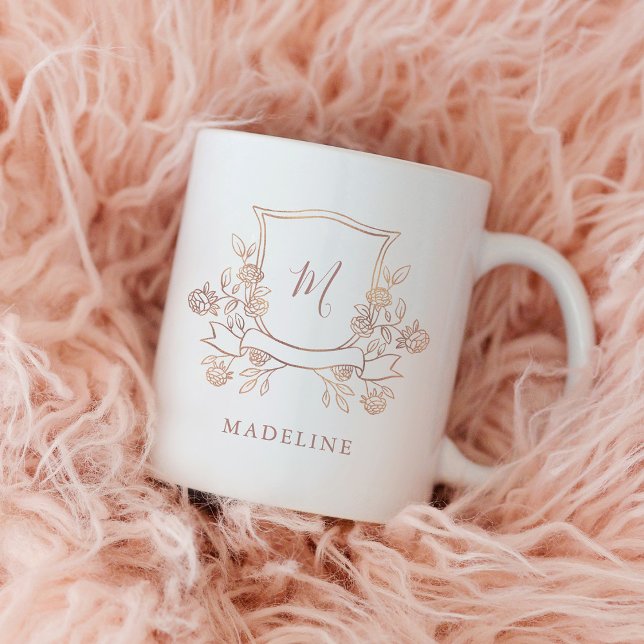 Taza De Café Elegante Escudo floral | Monograma de oro falso Ro (An elegant floral crest decorates this stylish mug.)