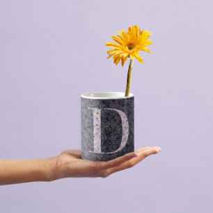 Taza De Café Elegante floral Monograma D violeta con frase