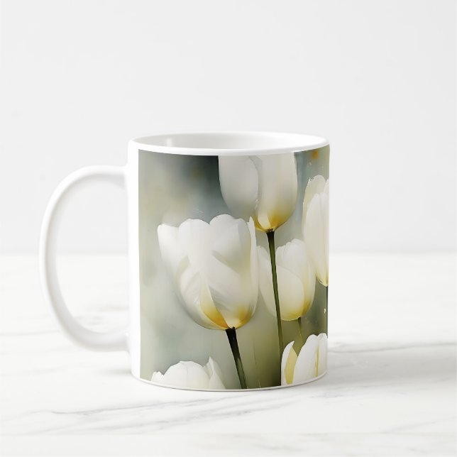 Taza De Café Elegante grupo de tulipanes blancos en un jardín s (Izquierda)
