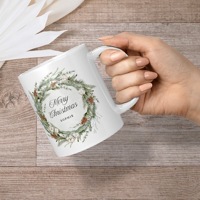 Taza De Café Elegante guirnalda de pino y vegetación | Feliz Na (An elegant holiday mug)