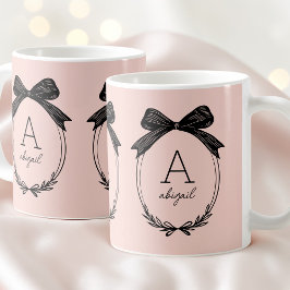 Taza De Café Elegante Inicial Moderna Rosa Claro con Lazo Negro