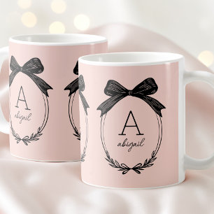 Taza De Café Elegante Inicial Moderna Rosa Claro con Lazo Negro