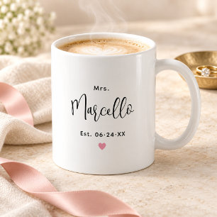 Taza De Café Elegante Monograma de Boda en Letra Script Mrs