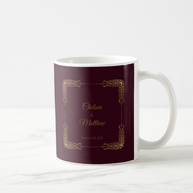 Taza De Café Elegante Monograma Oro & Burgundy Lace Boda Mug (Derecha)