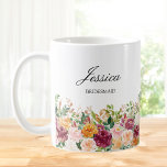 Taza De Café Elegante Monograma Rosa de color de agua Flor Novi<br><div class="desc">Presentamos nuestro elegante Rosa de acuarela Monograma Flor Bridesmaid Coffee Mug. Con ilustracion de acuarela floral y texto de escritura elegante que se puede personalizar. Añade un toque natural a tu estilo. Idóneo como regalo de dama de honor o un favor guirnalda.</div>