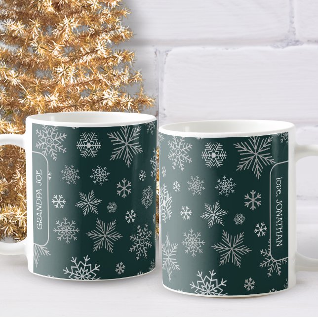 Taza De Café Elegante Navidad de copos de nieve plateado Nombre (Make someone's holiday brighter with this delightful silver snowflakes Christmas mug.)