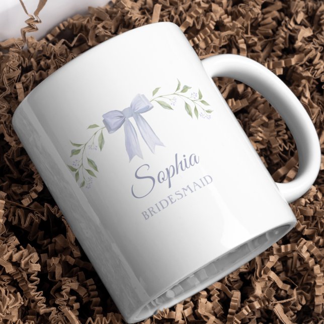 Taza De Café Elegante nombre personalizado regalo de propuesta  (Personalized bridesmaid mug with blue bow and floral wreath, perfect for proposals and keepsakes.)