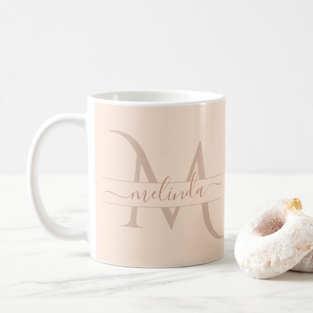 Taza De Café Elegante Pastel Rosa Monograma Script Nombre Femin (Con donut)
