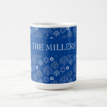 Taza De Café Elegante patrón Hanukkah Blue Menorah Holiday<br><div class="desc">Arte Digital de Liliumdes. Personalizar con tu apellido.</div>