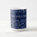 Taza De Café Elegante patrón Hanukkah Blue Menorah Holiday<br><div class="desc">Arte Digital de Liliumdes. Personalizar con tu apellido.</div>