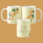 Taza De Café Elegante Purpurina de oro Geométrico Naranja Flora<br><div class="desc">Personaliza esto con tus nombres. Boda floral El elegante diseño geométrico del Purpurina Gold presenta un elegante patrón de marco geométrico de purpurina de oro falso. Rodeado de rosas acuáticos y vegetación en dos esquinas. Una buena fiesta favorece la recepción o cualquier evento.</div>
