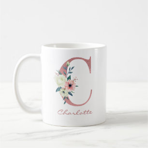 Taza De Café Elegante ramo floral de letra C rosa y marfil