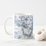 Taza De Café Elegante Vintage francés grabado en toile floral-a<br><div class="desc">Elegante y ornamentado patrón vintage azul y blanco toile de jouy con flores exóticas, viñas y follaje entrelazados con guirnaldas y canastos de rosas. Este patrón se adaptó a partir de un fragmento textil francés histórico aproximadamente en 1910 en la colección Smithsonian. El patrón es de alta resolución pero no...</div>