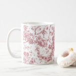 Taza De Café Elegante Vintage Francés Grabado Floral Toile-Rosa<br><div class="desc">Elegante y adornado patrón rosa y blanco vintage de jouy con flores exóticas, viñas y follaje entrelazados con guirnaldas y canastos de rosas. Este patrón se adaptó a partir de un fragmento textil francés histórico aproximadamente en 1910 en la colección Smithsonian. El patrón es de alta resolución pero no se...</div>