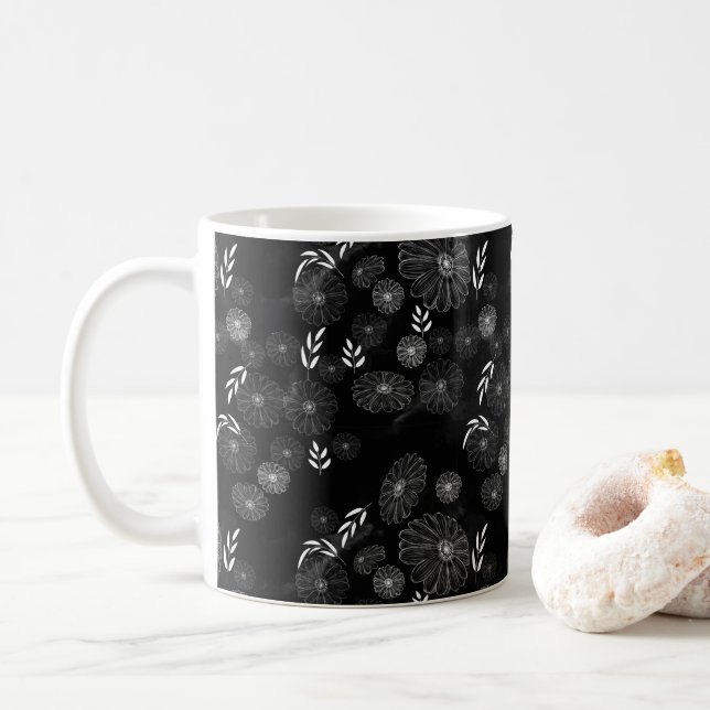 Taza De Café Elegante White Wildflower Doodles Patrón Café Mu (Con donut)