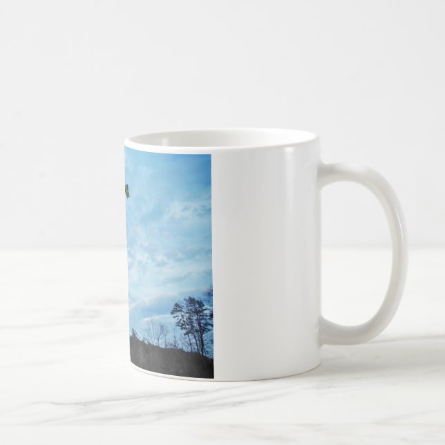 Taza De Café Elegantes Navidades Holly, cielo azul (Derecha)