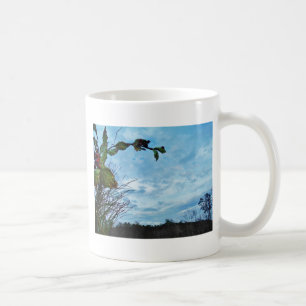 Taza De Café Elegantes Navidades Holly, cielo azul