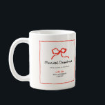 Taza De Café Elegantes Navidades tradicionales del arco rojo<br><div class="desc">Elegante estilo moderno tradicional arco rojo multi script y tipografía serif Feliz Navidad navidad decoración de regalo mug.</div>
