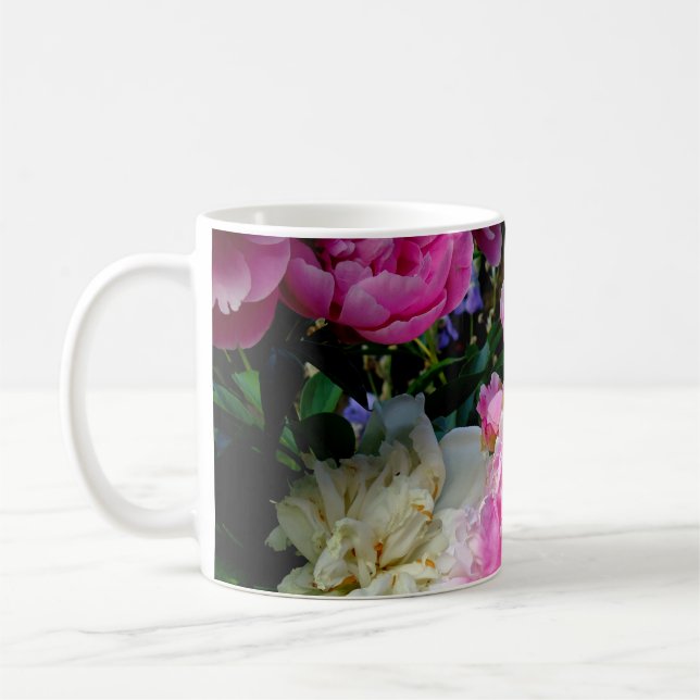 Taza De Café Elegantes peonías florales rosadas y blancas foto (Izquierda)