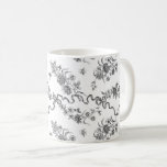 Taza De Café Elegantes Rosas negras grabadas de época y cintas<br><div class="desc">Elegante y romántico rosas vintage con grabado negro,  flores,  viñas,  hojas y mariposas con cintas y arcos entrelazados sobre un fondo blanco.</div>