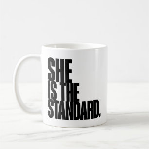 Taza De Café Ella Es el Estándar, Arte de Cita Motivacional