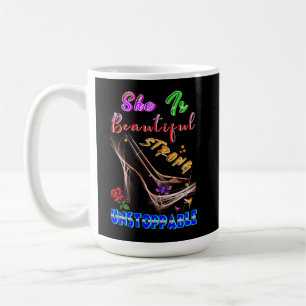 Taza De Café Ella Es Hermosa Fuerte Imparable