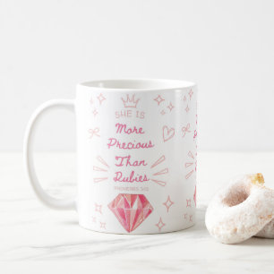 Taza De Café Ella es más preciosa que la fe cristiana rubia