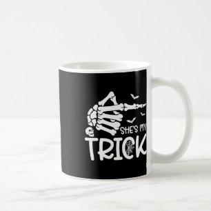 Taza De Café Ella es mi trick Skeleton Hand Halloween Costume C