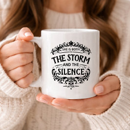 Taza De Café Ella Es Tanto La Tormenta Como El Silencio Vintage