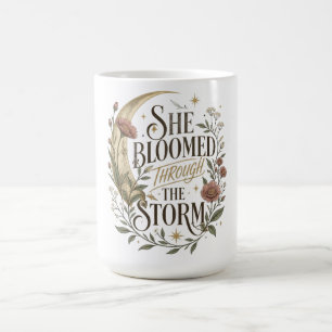 Taza De Café Ella Floreció A Través De La Luna Floral De La Tor