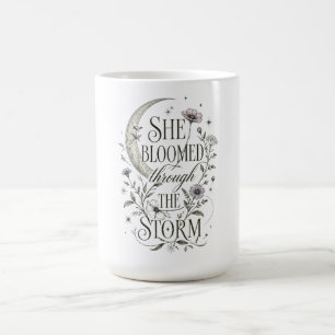 Taza De Café Ella Floreció A Través De La Luna Floral De La Tor