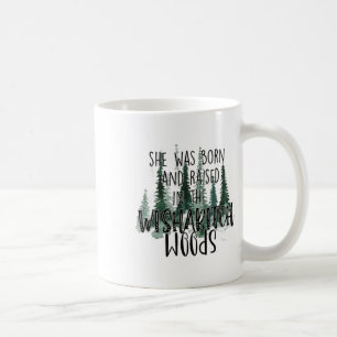 Taza De Café Ella nació y creció en Wisha Woods Camper