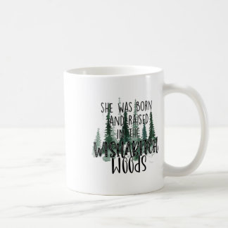 Taza De Café Ella nació y creció en Wisha Woods Camper
