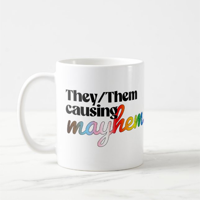 Taza De Café Ellos/Ellas causando caos (Izquierda)