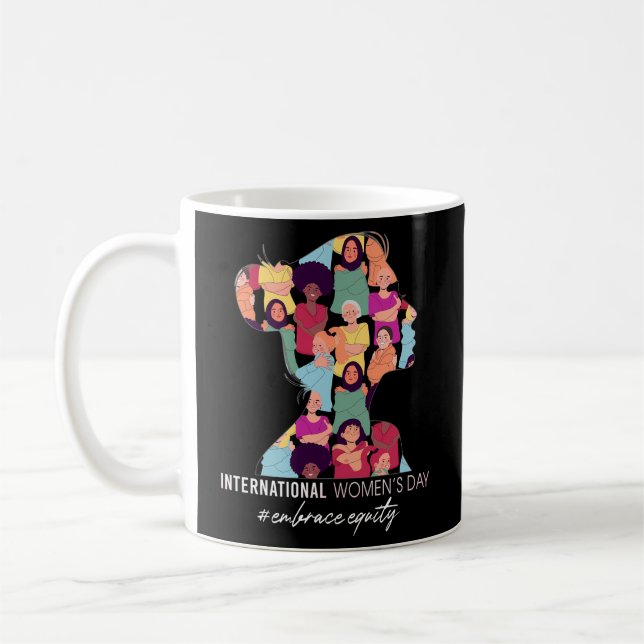 Taza De Café Embrace Equity Internationals Day 2023 for (Izquierda)