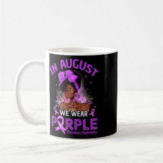 Taza De Café En agosto usamos morado las mujeres negras sobre d