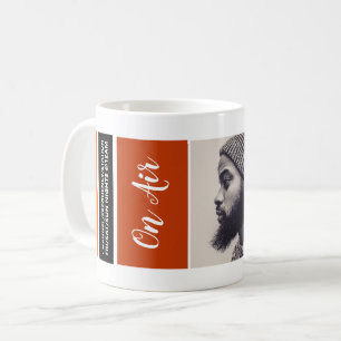 Taza De Café En el aire - Foto de Podcaster - Anuncio de podcas
