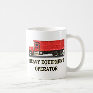 TAZA DE CAFÉ EN EL CAMIÓN DE BOMBA DE CARRETERA