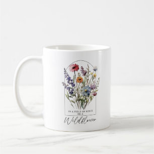 Taza De Café En El Campo De Los Rosas Ser Una Flor Silvestre